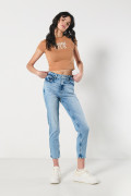Jean súper tiro alto azul mom con bolsillos y bota recta