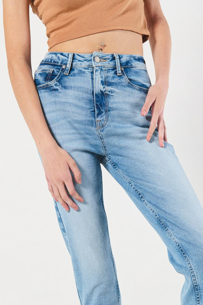 Jean súper tiro alto azul mom con bolsillos y bota recta