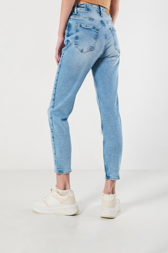 Jean súper tiro alto azul mom con bolsillos y bota recta