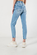 Jean súper tiro alto azul mom con bolsillos y bota recta