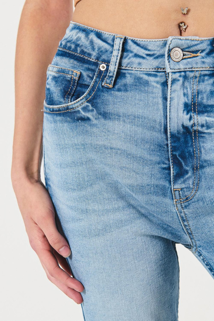 Jean súper tiro alto azul mom con bolsillos y bota recta
