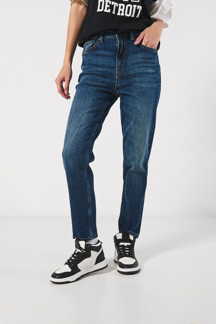 Jean azul oscuro mom súper tiro alto con bota recta