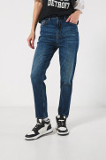 Jean azul oscuro mom súper tiro alto con bota recta