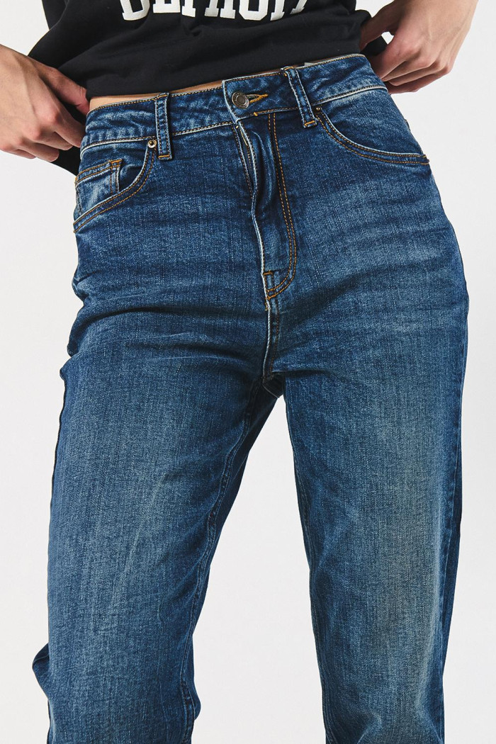 Jean azul oscuro mom súper tiro alto con bota recta