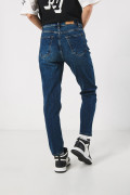 Jean azul oscuro mom súper tiro alto con bota recta
