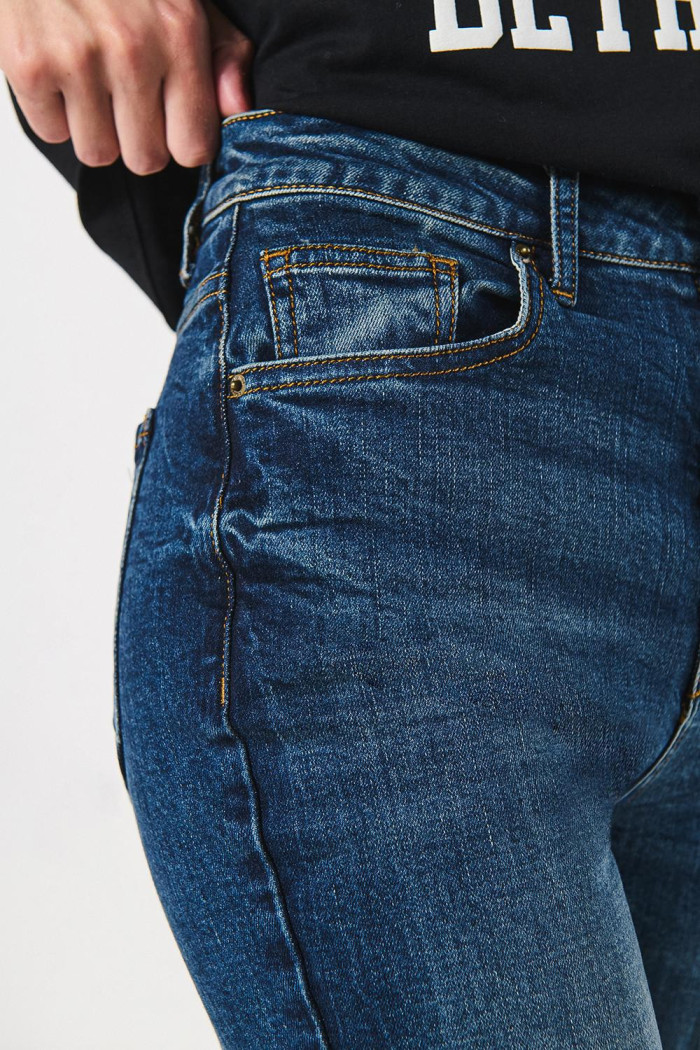 Jean azul oscuro mom súper tiro alto con bota recta