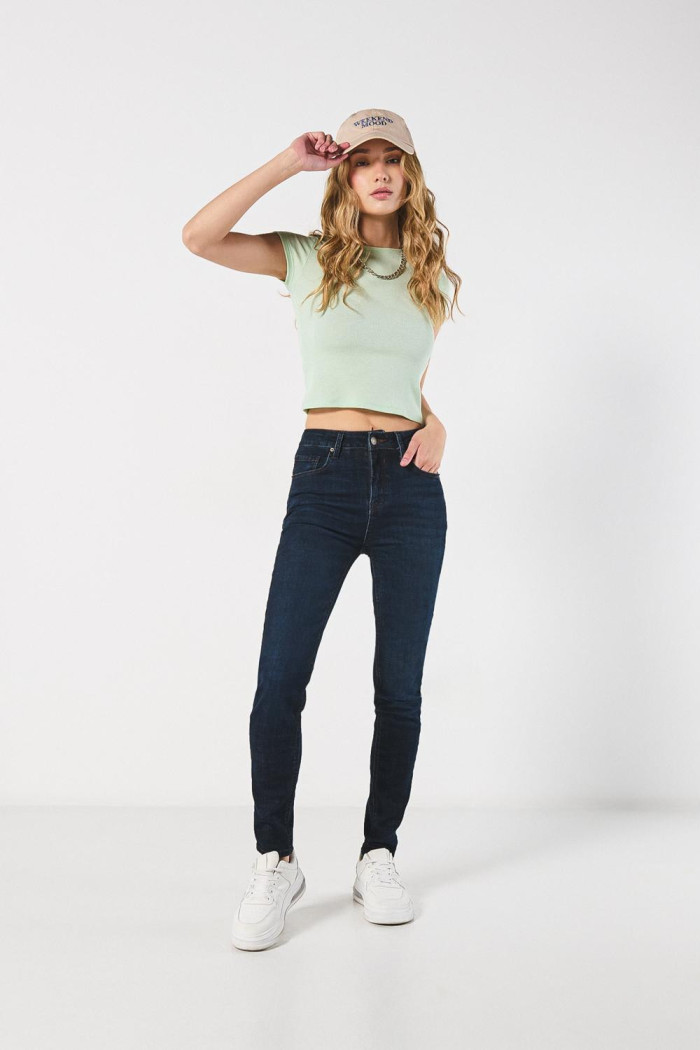 Jean azul intenso jegging con bolsillos y ajuste ceñido