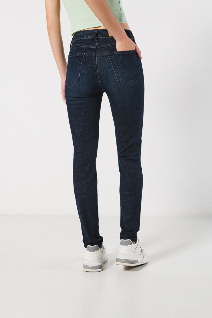 Jean azul intenso jegging con bolsillos y ajuste ceñido
