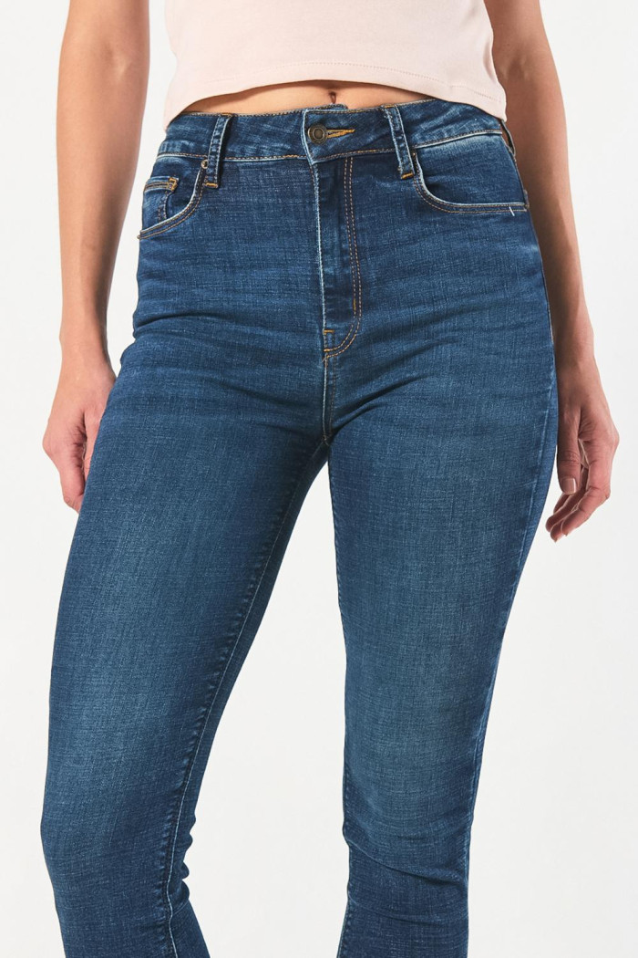 Jean jegging azul oscuro con cremallera y tiro súper alto