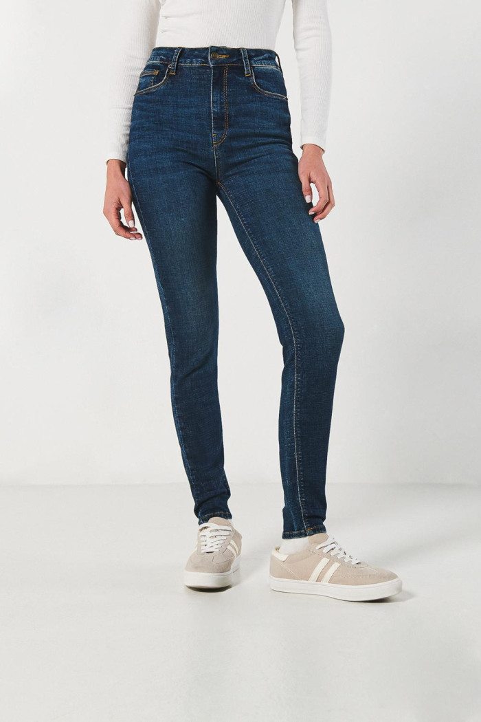 Jean ceñido jegging azul con tiro súper alto y bolsillos