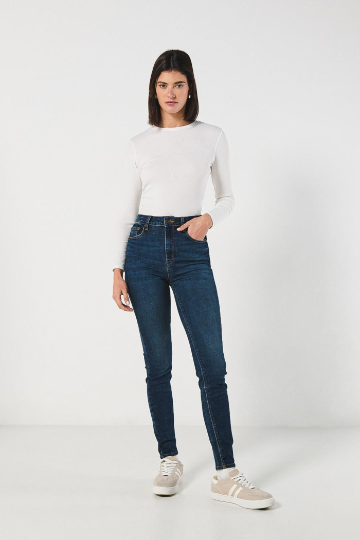Jean ceñido jegging azul con tiro súper alto y bolsillos