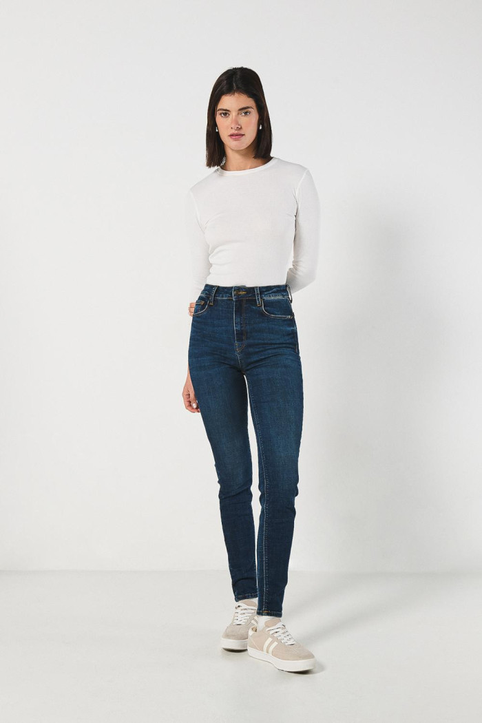 Jean ceñido jegging azul con tiro súper alto y bolsillos