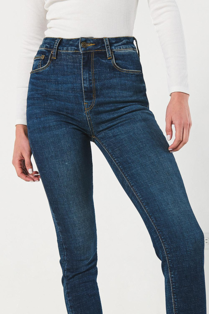 Jean ceñido jegging azul con tiro súper alto y bolsillos