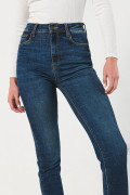 Jean ceñido jegging azul con tiro súper alto y bolsillos