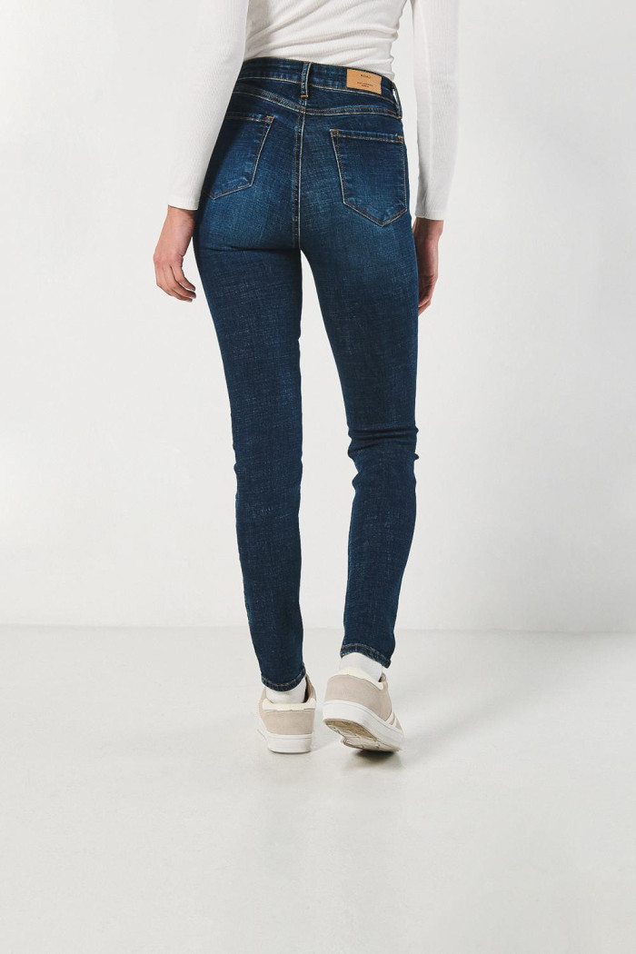 Jean ceñido jegging azul con tiro súper alto y bolsillos
