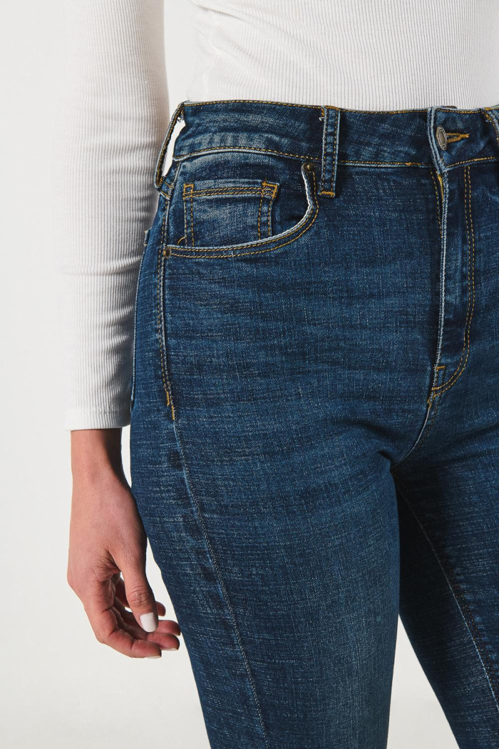 Jean ceñido jegging azul con tiro súper alto y bolsillos