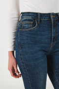 Jean ceñido jegging azul con tiro súper alto y bolsillos