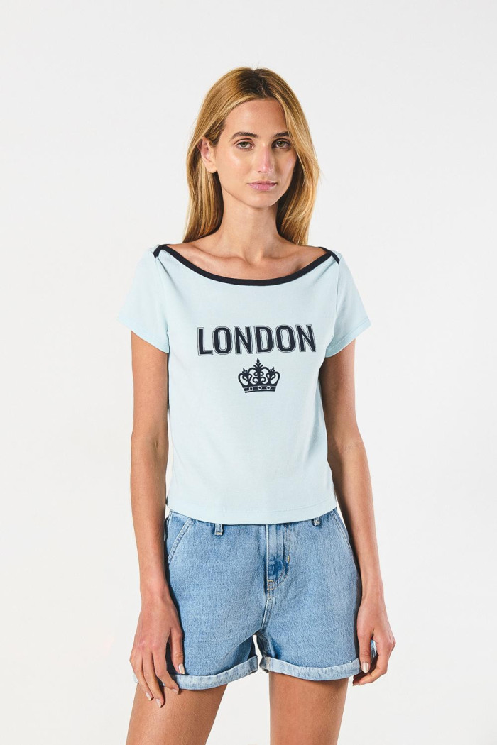 Camiseta crema ceñida con texto college y manga corta