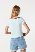 Camiseta crema ceñida con texto college y manga corta