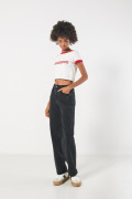 Camiseta crema con contrastes rojos, manga corta y estampado