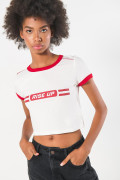 Camiseta crema con contrastes rojos, manga corta y estampado