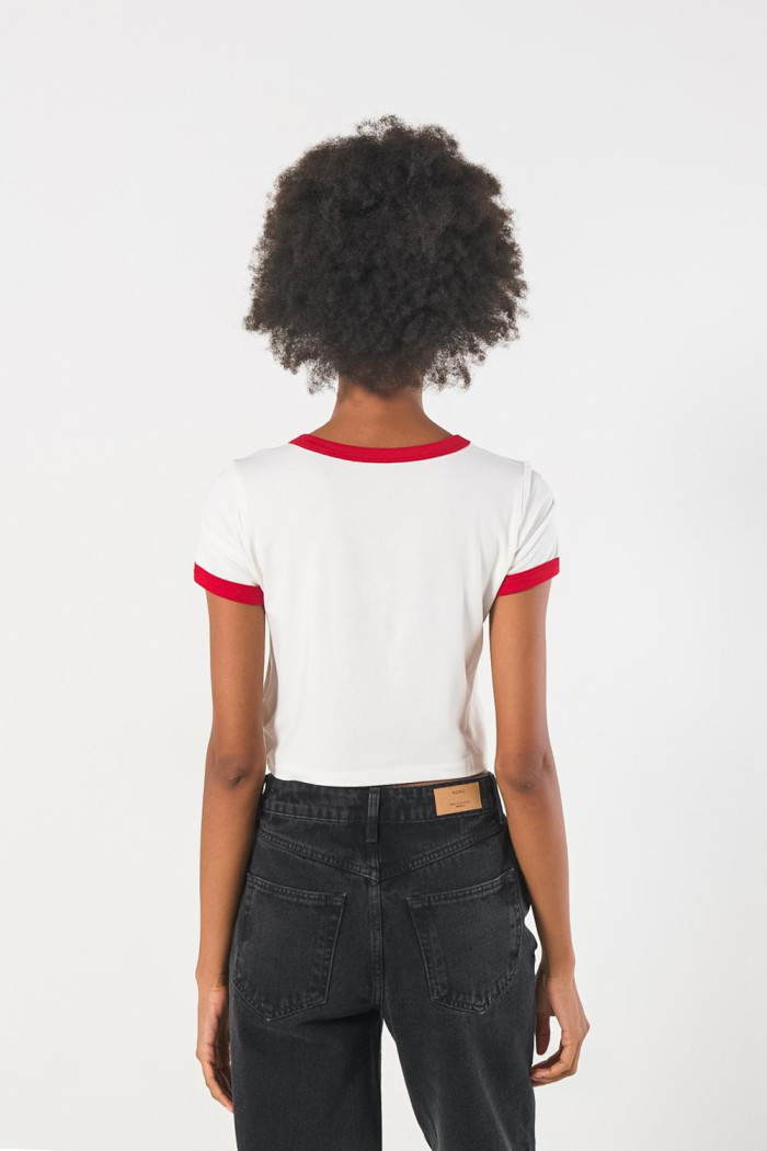 Camiseta crema con contrastes rojos, manga corta y estampado