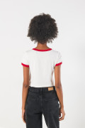 Camiseta crema con contrastes rojos, manga corta y estampado