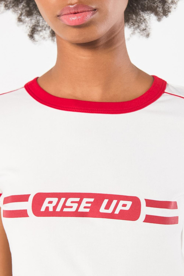 Camiseta crema con contrastes rojos, manga corta y estampado