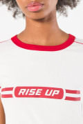 Camiseta crema con contrastes rojos, manga corta y estampado