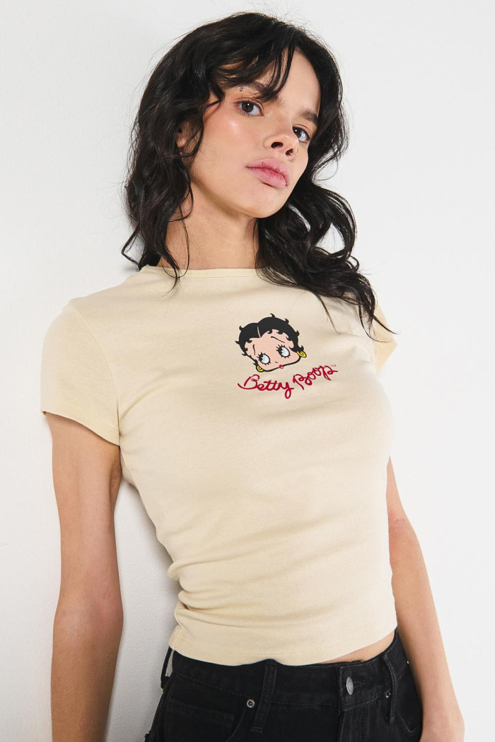 Camiseta crop top en rib kaki con diseño de Betty Boop