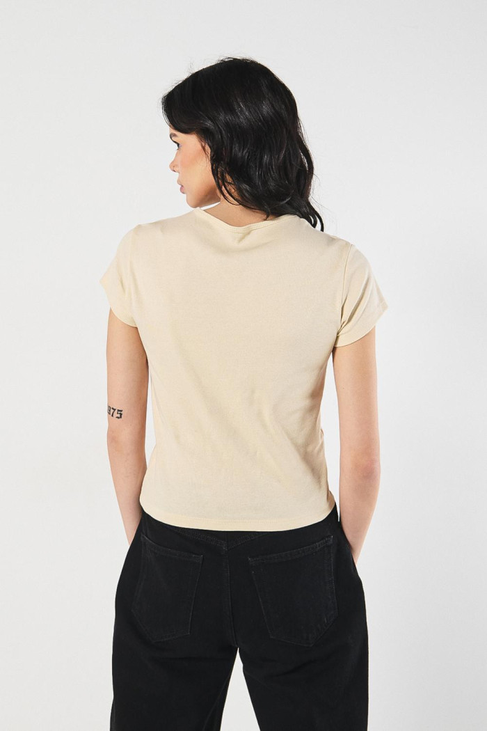 Camiseta crop top en rib kaki con diseño de Betty Boop