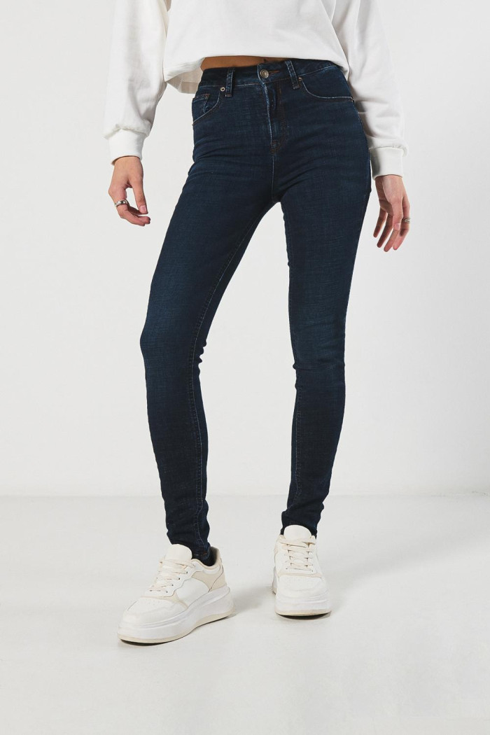 Jean push up azul intenso con realce, tiro alto y bolsillos