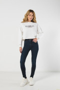 Jean push up azul intenso con realce, tiro alto y bolsillos