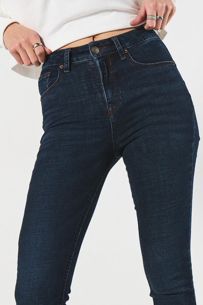 Jean push up azul intenso con realce, tiro alto y bolsillos