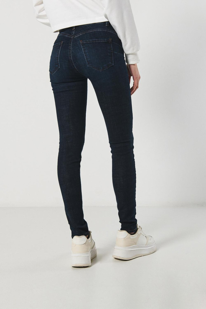 Jean push up azul intenso con realce, tiro alto y bolsillos
