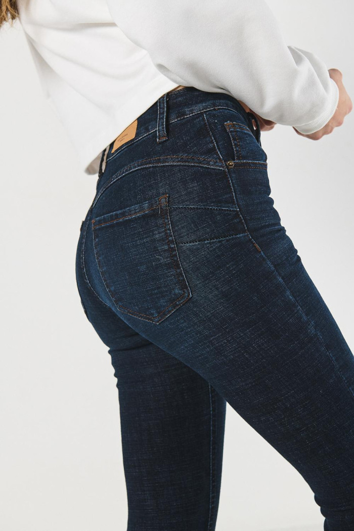 Jean push up azul intenso con realce, tiro alto y bolsillos