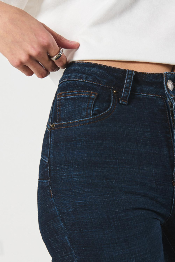 Jean push up azul intenso con realce, tiro alto y bolsillos