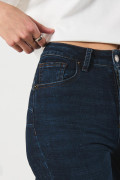 Jean push up azul intenso con realce, tiro alto y bolsillos