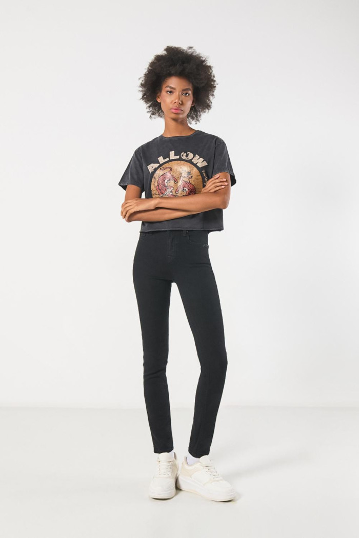 Camiseta negra teñida crop top con diseño de tigres