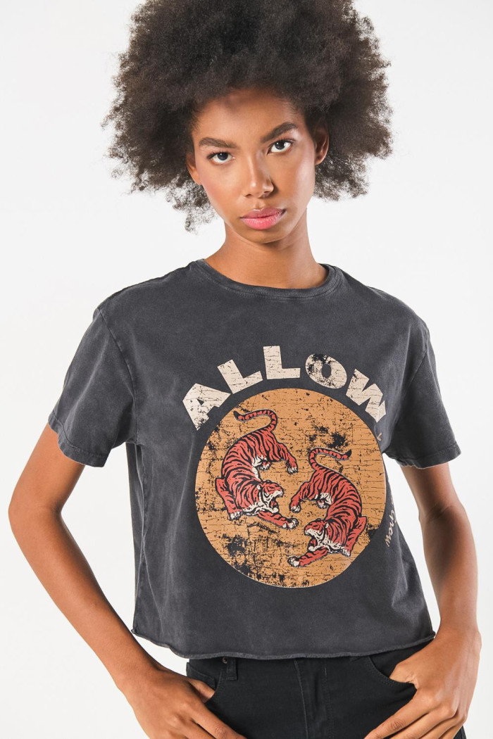 Camiseta negra teñida crop top con diseño de tigres