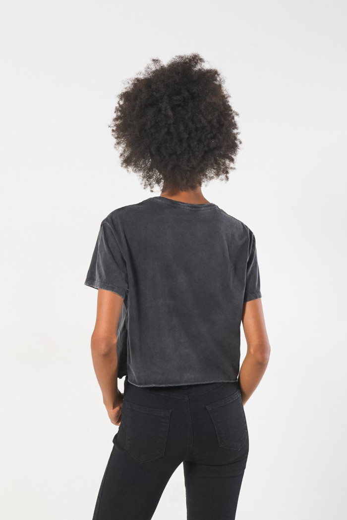Camiseta negra teñida crop top con diseño de tigres