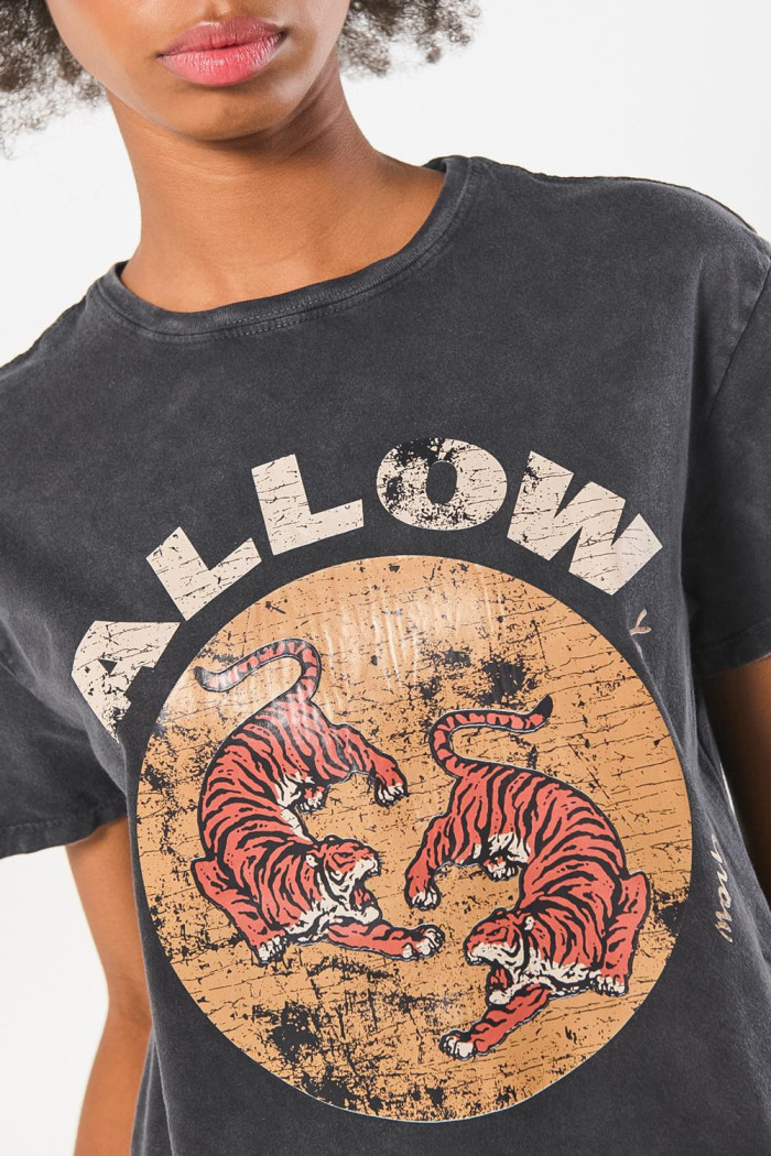 Camiseta negra teñida crop top con diseño de tigres