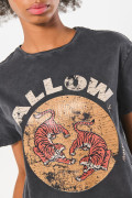 Camiseta negra teñida crop top con diseño de tigres