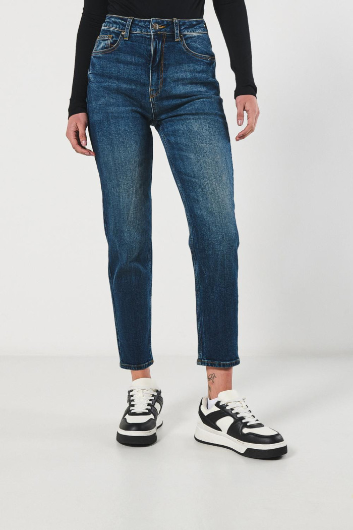 Jean mom azul oscuro tiro súper alto con bota recta