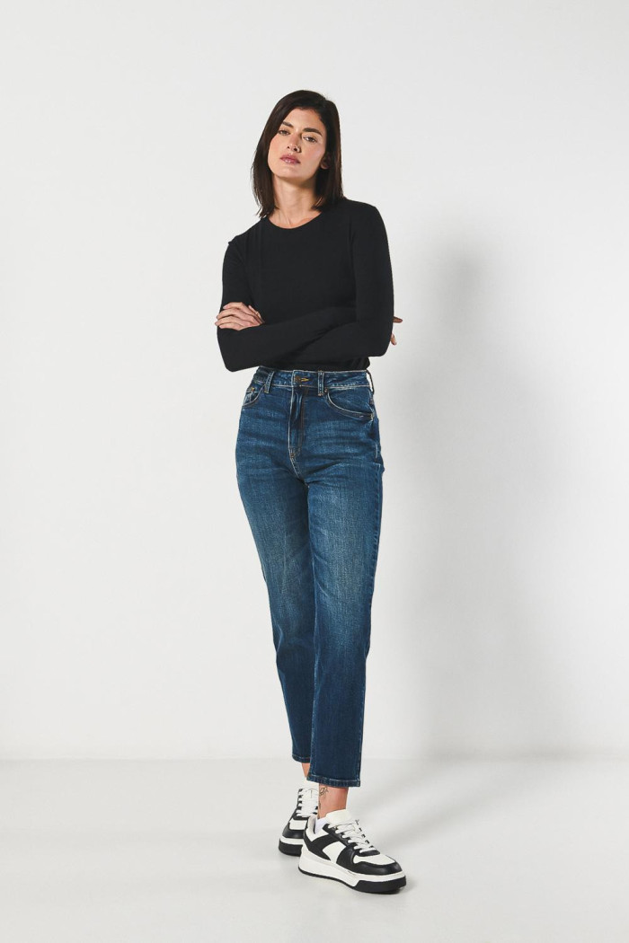 Jean mom azul oscuro tiro súper alto con bota recta