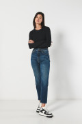 Jean mom azul oscuro tiro súper alto con bota recta
