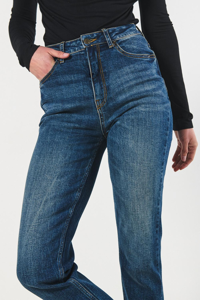 Jean mom azul oscuro tiro súper alto con bota recta