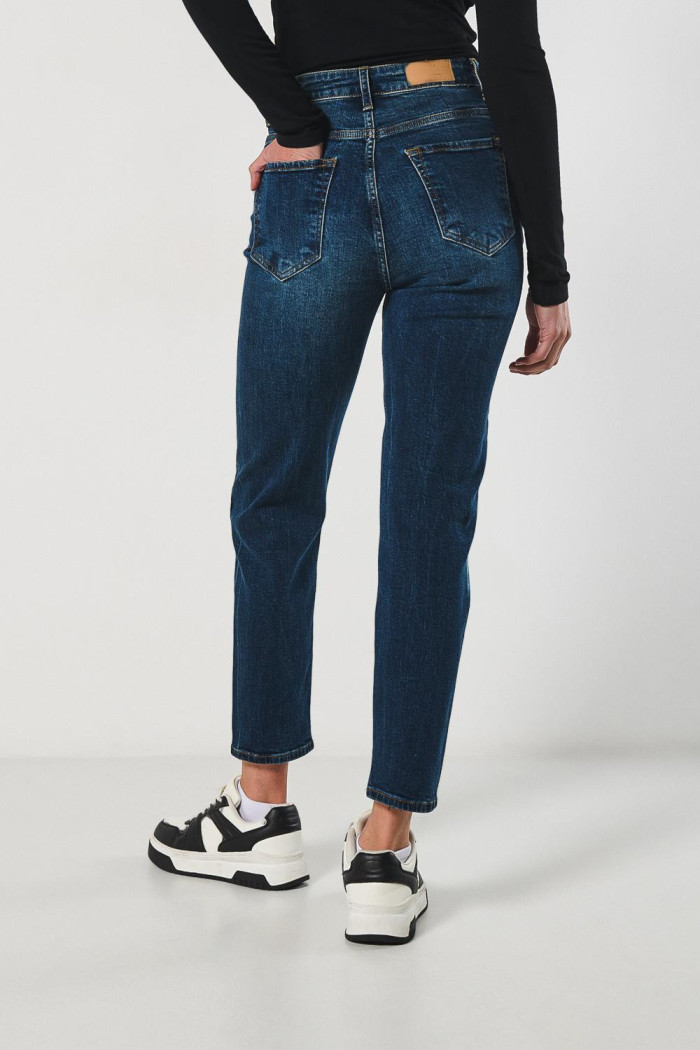 Jean mom azul oscuro tiro súper alto con bota recta