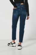 Jean mom azul oscuro tiro súper alto con bota recta