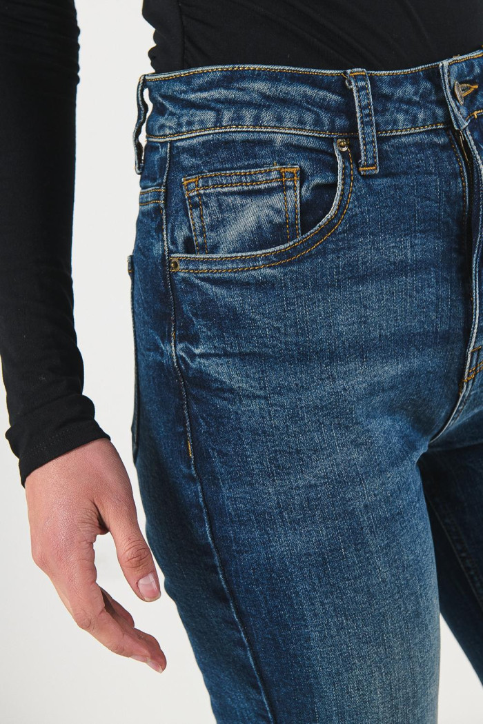 Jean mom azul oscuro tiro súper alto con bota recta
